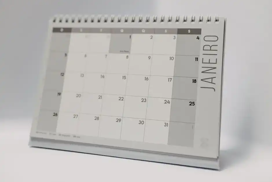 Agenda aberta sobre uma mesa com anotações financeiras e calculadora