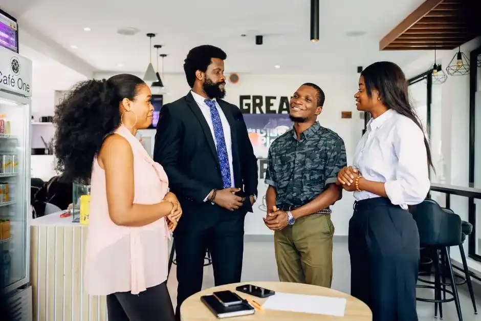 Equipe organizando tarefas e responsabilidades em um quadro kanban