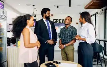 Equipe organizando tarefas e responsabilidades em um quadro kanban