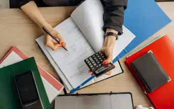 Planilha de controle financeiro com entradas e saídas de caixa
