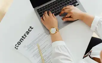 Assinatura de documento em uma mesa de trabalho