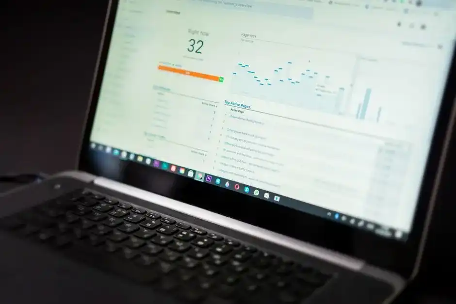 Dashboard de analytics com usuários ativos e páginas mais vistas em um notebook