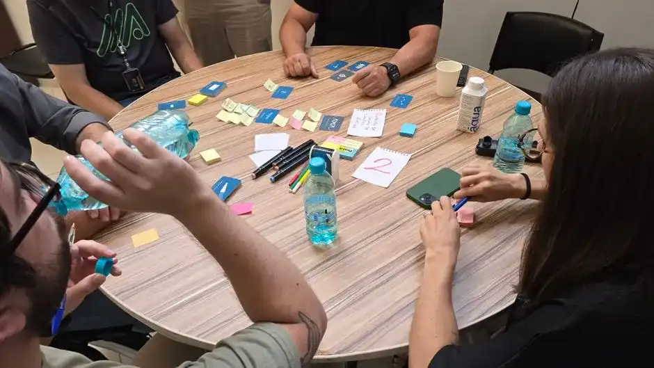 Quadro branco com esboços de processo e post-its
