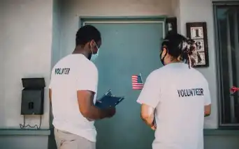 Grupo de pessoas colaborando em um projeto de impacto social