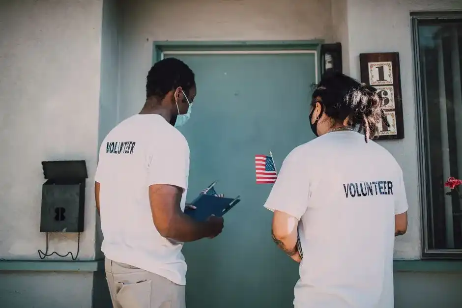 Grupo de pessoas colaborando em um projeto de impacto social