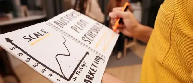 Pessoa organizando ideias de negócio em um quadro de planejamento