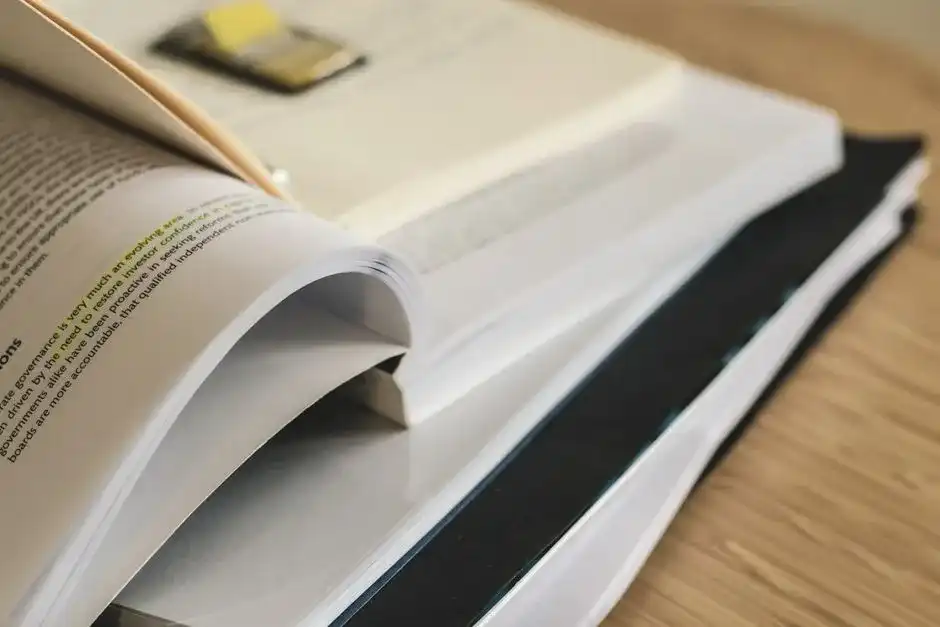 Livro sobre gestão de negócios aberto em uma mesa de trabalho