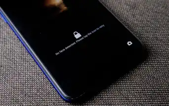 Celular com aplicativo de mensagens aberto sobre a mesa
